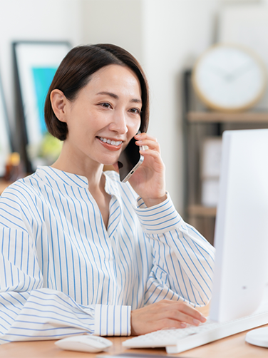 通話する女性